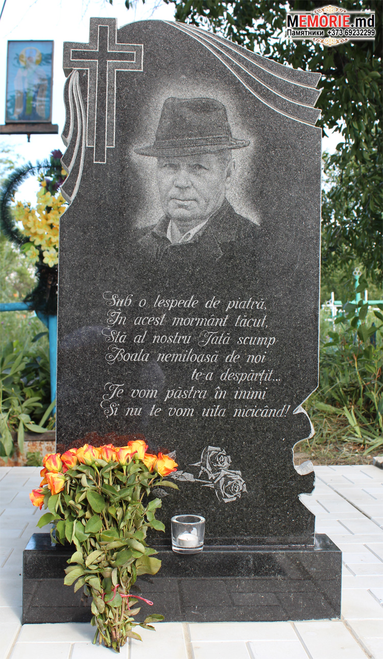 Гранитный памятник на кладбище Глодяны