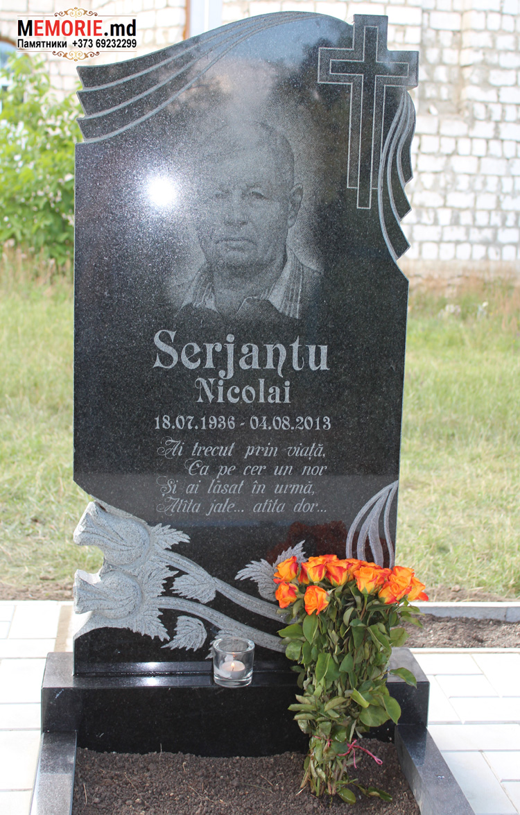 Гранитный памятник на кладбище Глодяны