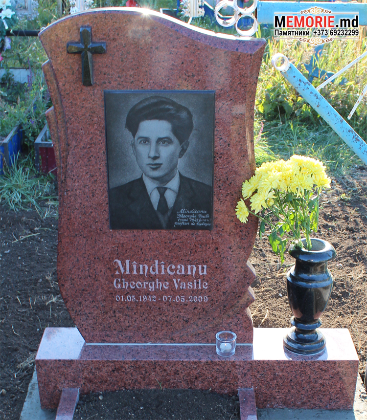 Памятник из красного гранита кладбище Бельцы Молдова 