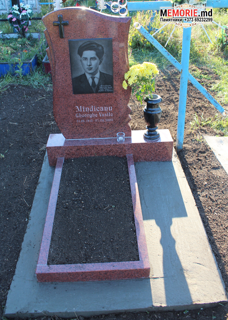 Памятник из красного гранита кладбище Бельцы Молдова