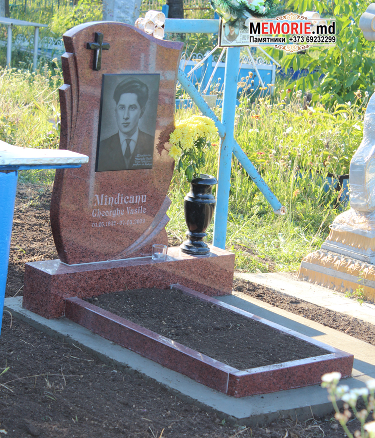 Памятник из красного гранита кладбище Бельцы Молдова 