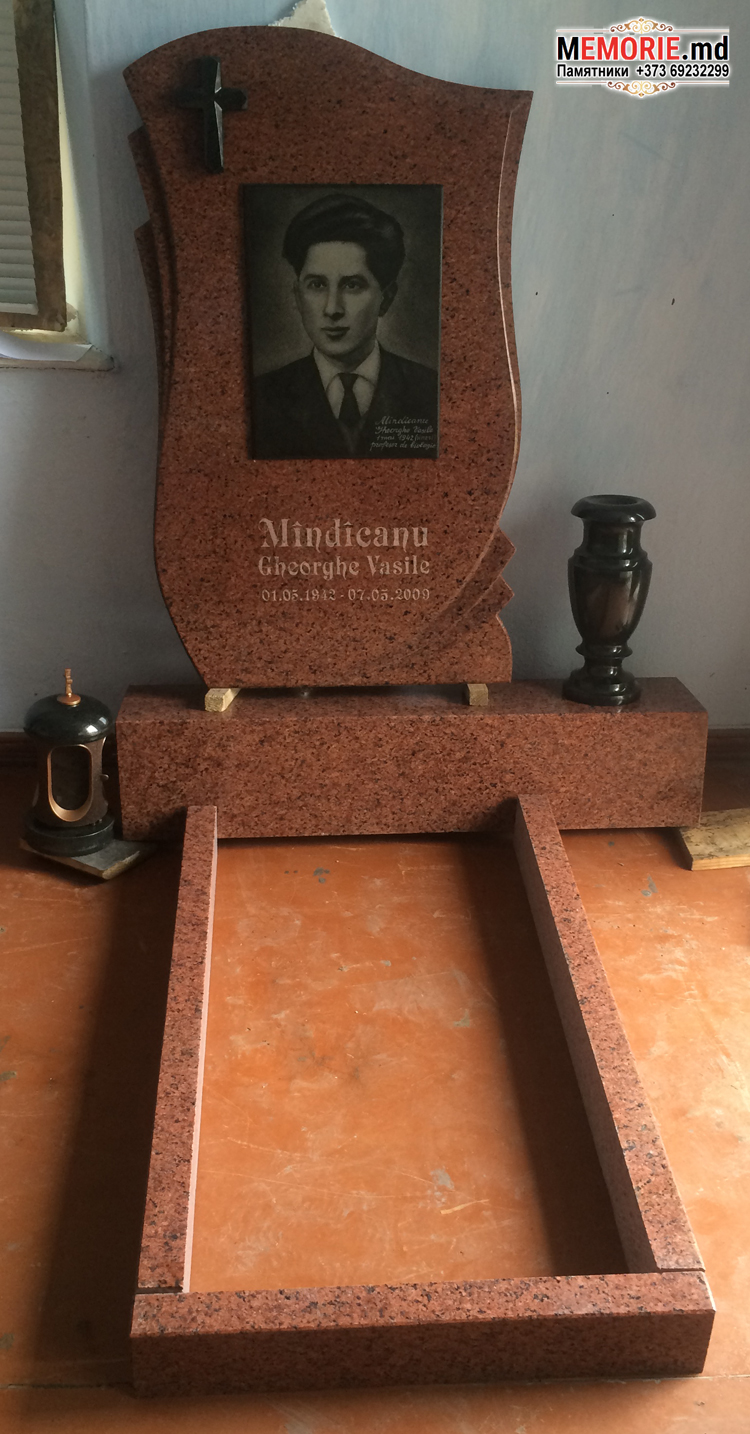 Памятник из красного гранита кладбище Бельцы Молдова