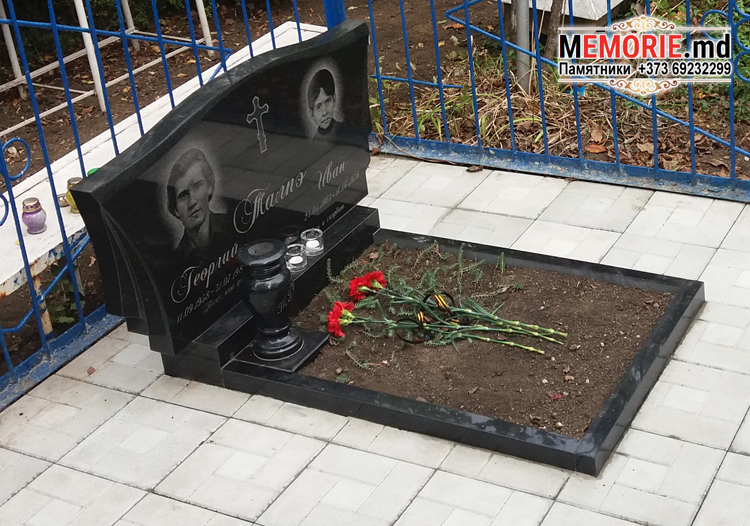 Горизонтальный гранитный памятник в Бельцах