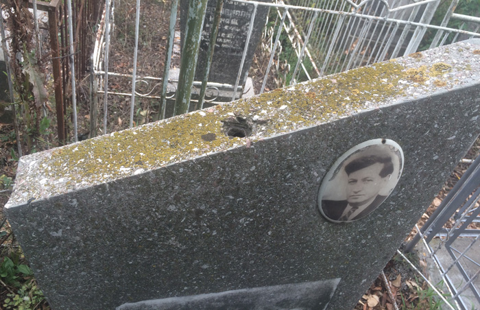 уборка могилы на Еврейском кладбище в Бельцах Молдова