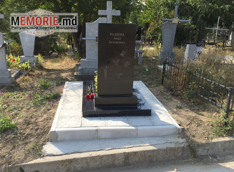 Возложение цветов к могиле Дойна Кишинев Молдова