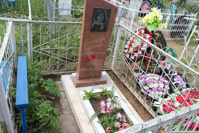 Уборка на кладбище г.Резина