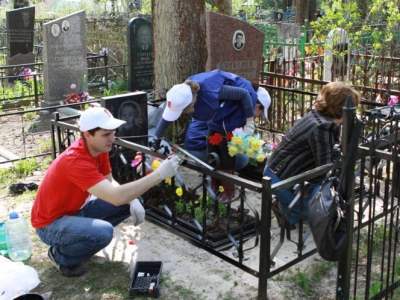 Покраска оградок могил в Молдове